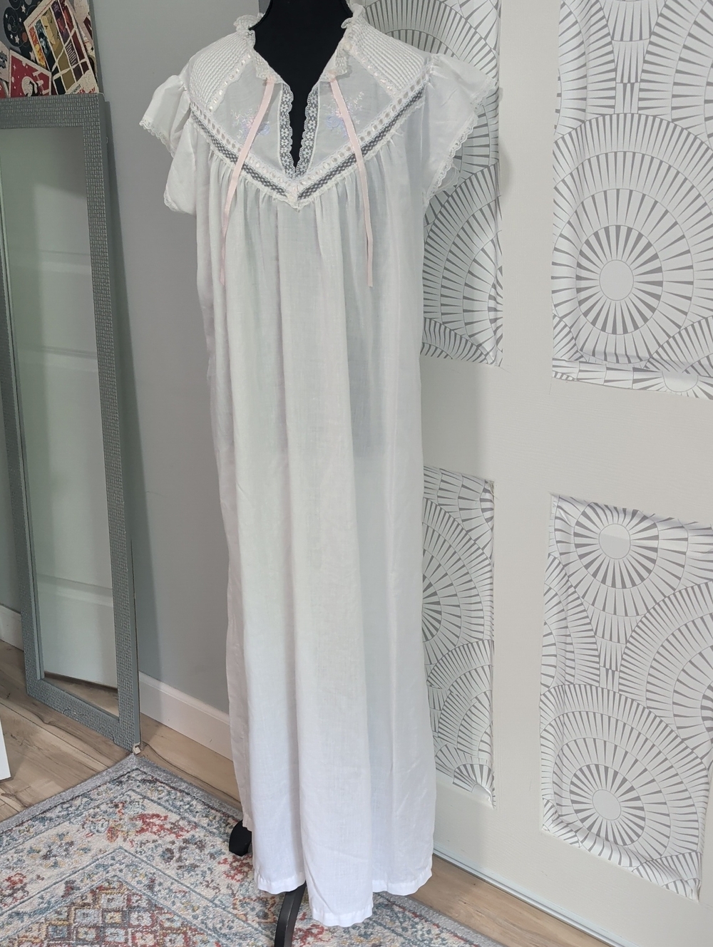 Vintage White Lace-Trim Cotton Nightgown with Ribbon Accent